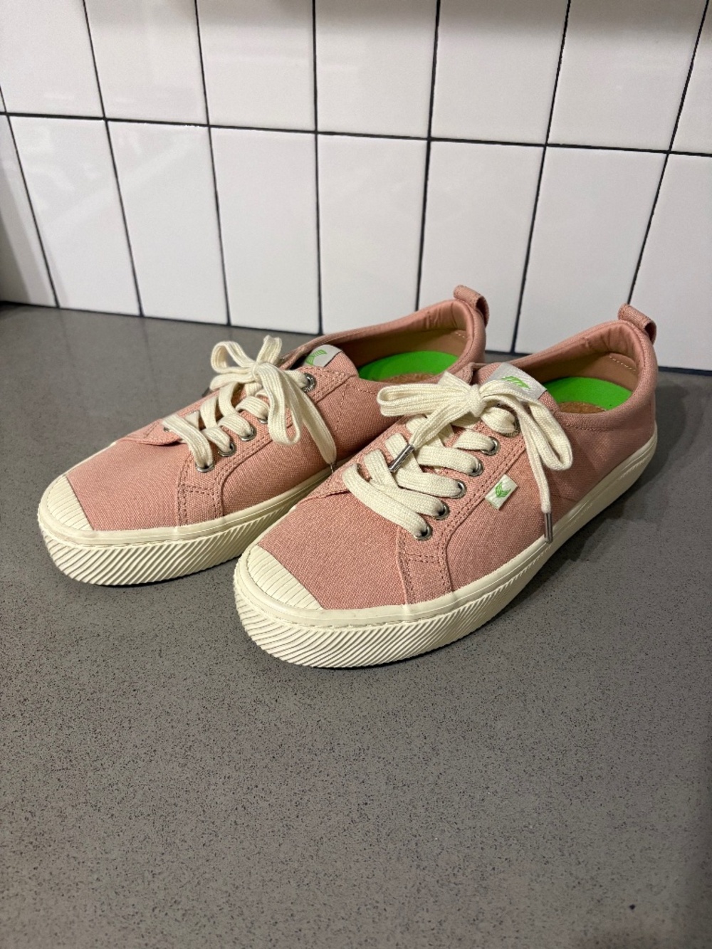 Cariuma dusty pink sneakers - like new - w size 10, m size 8.5